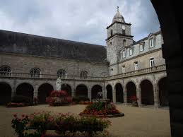  Abbaye Cloitre de Longonnet  2011 | https://commons.wikimedia.org/wiki/File:Clo%C3%AEtre_de_l%27abbaye_de_Langonnet.JPG
