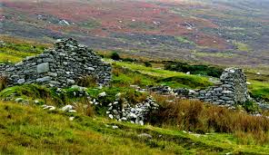 Deserted Village cottage Ruins, Slievemore, Achill Island | https://commons.wikimedia.org/wiki/File:Achill_Island_-_Deserted_Village_-_Cottage_Ruins_and_Mountainside_Heather_%26_Scrub_(geograph_3760885).jpg