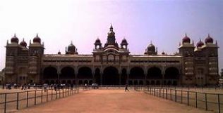 Mysore Palace, Karnataka, India | https://commons.wikimedia.org/wiki/File:Mysore_Palace,_Karnataka.jpg