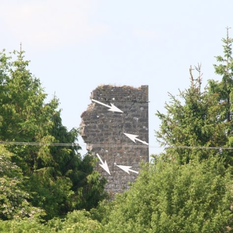 Bolane Castle: Arrows pointing to a fracture along the castle-wall | Joseph Lennon