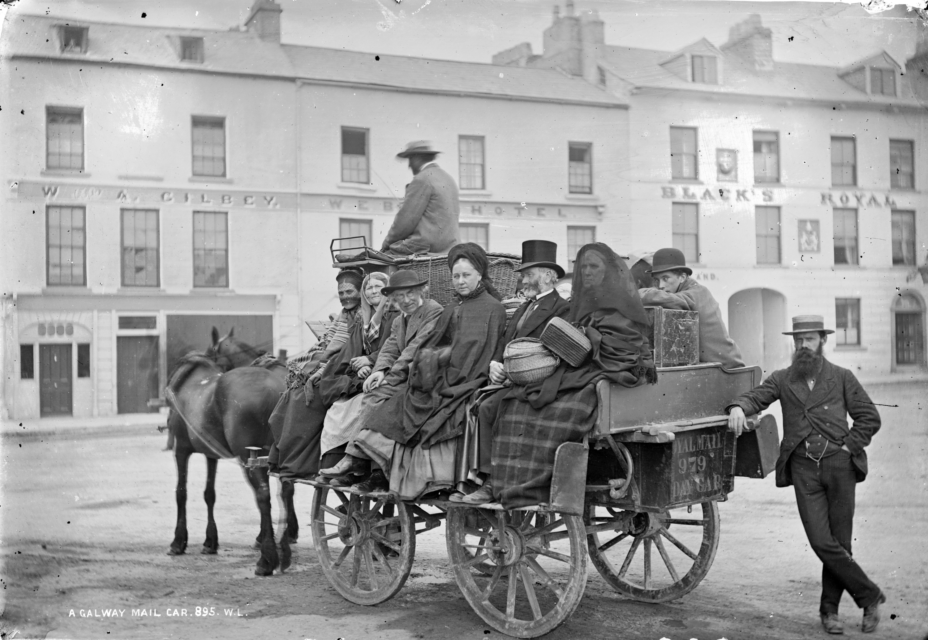 Un vagón de correo de Galway, en Eyre Square, entre 1880 y 1900. El Black's Hotel puede verse en el fondo. Fotografía de William Lawrence.
Cortesía de la Biblioteca Nacional de Irlanda.