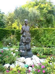Bronze statue of Princess Grace at Fontvielle, Monaco by Kees Verkade | commons.wikimedia.org